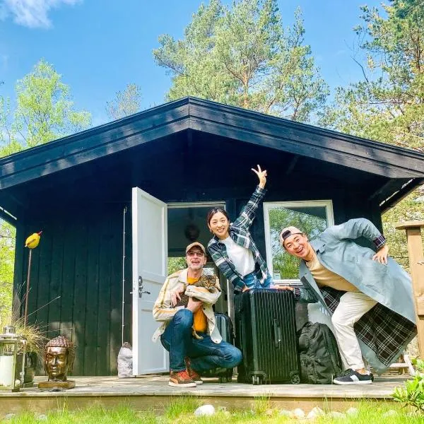 5-star homestay for 2 with breakfast, hot-tub, aircon and bikes, hotel v destinaci Ingarö