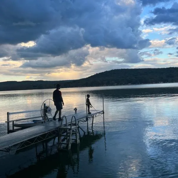 Peaceful Cayuta Lake Cottage with early check in, Hotel in Alpine