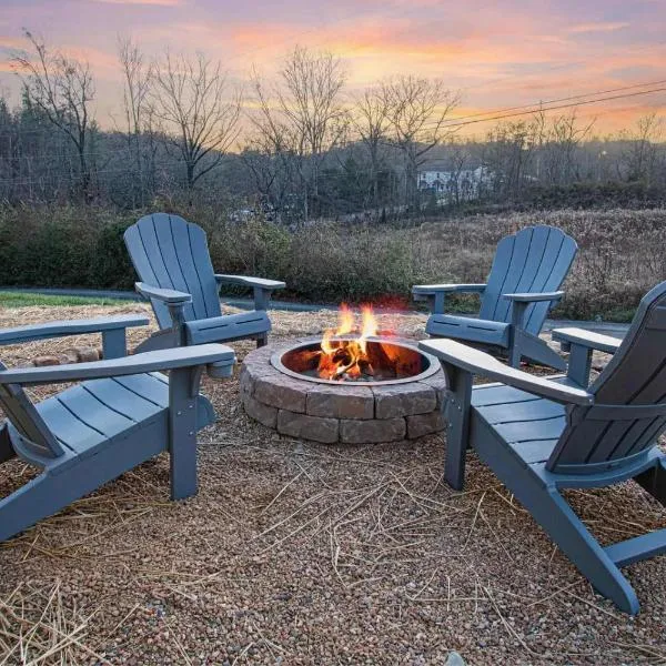Smokies Getaway with Fire Pit Game Room & Hot Tub, hotel v destinaci Pigeon Forge
