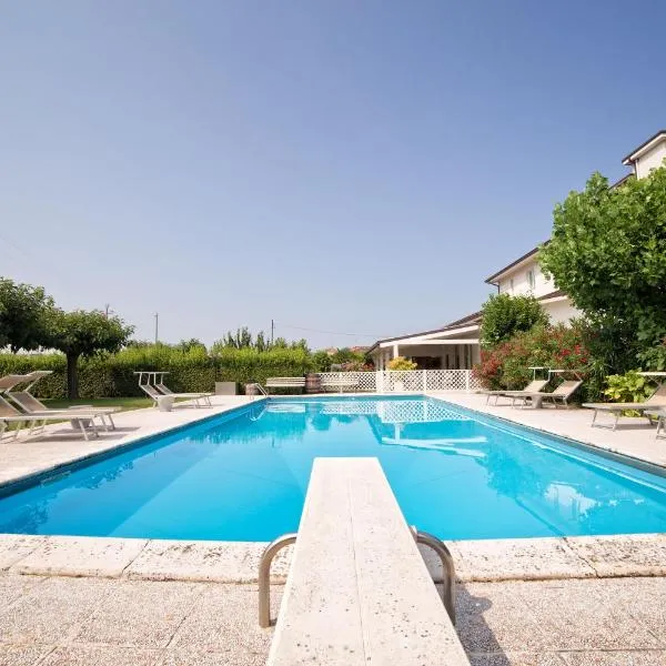 Hotel Country House La Radice, מלון בצ'יביטאנובה מארקה