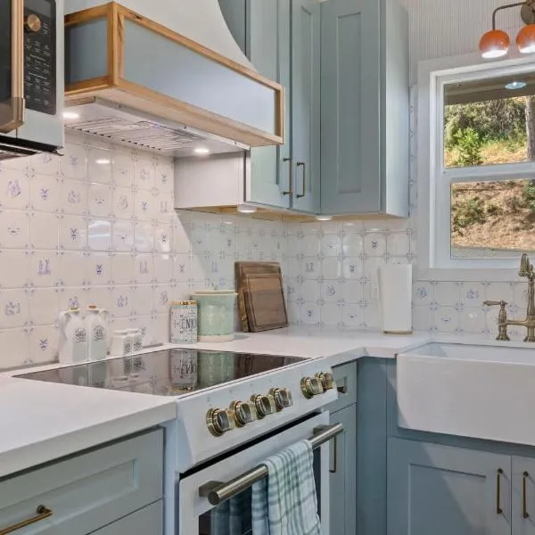 Yosemite family getaway w lake, golf, horses, pool, viešbutis mieste Grovlandas