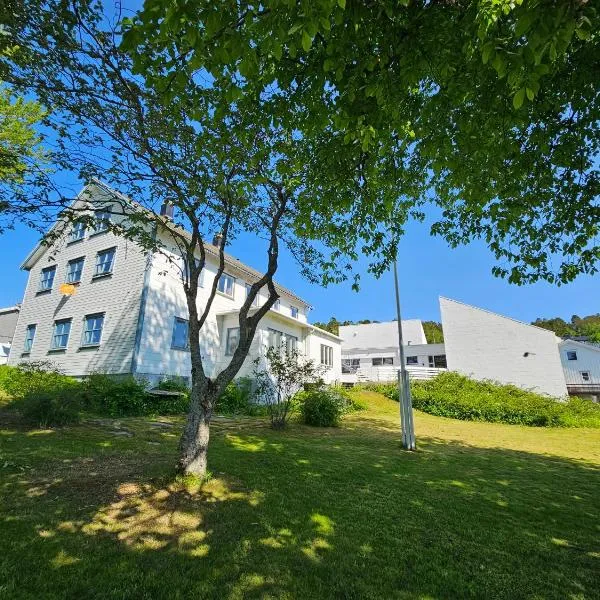 Våg Helgeland - Solbakken Gjestehus, Hotel in Alstahaug