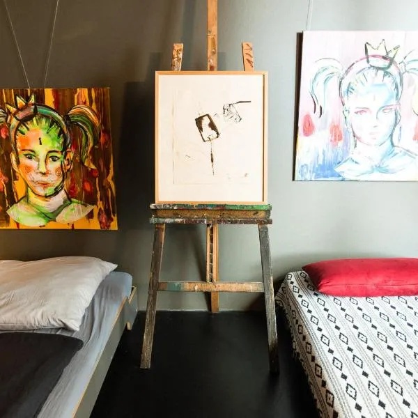 Zimmer in Atelierwohnung, hotel in Cologne