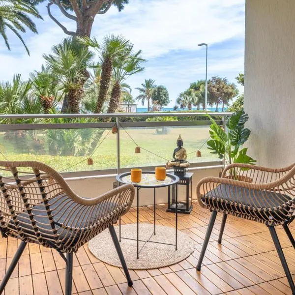 NEW! Sea View studio - Beachfront living in Cannes, Boulevard du Midi - Nouveau! Studio Vue mer, face à la plage, les pieds dans l'eau, hotel a Cannes