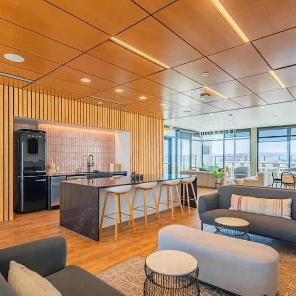 Detailed 2BD, HighRise DT, Pool, Gym, Parking, Sleeps 5, hotel in Phoenix