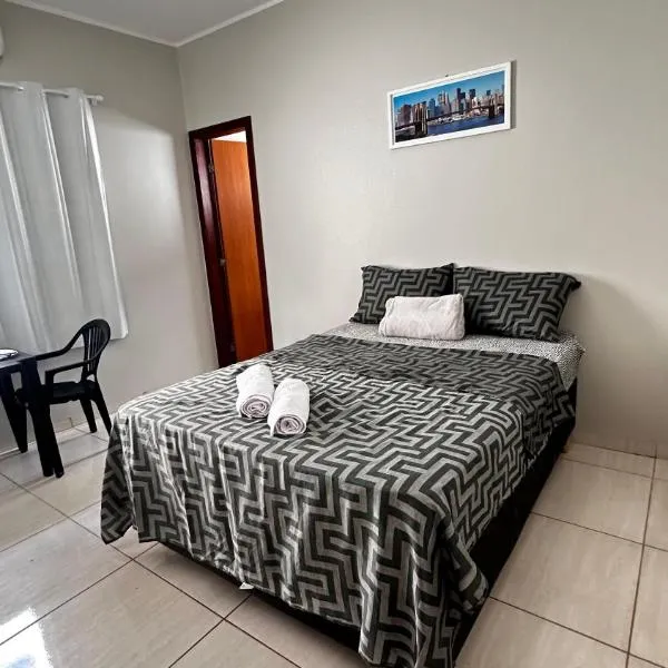 Suíte privativa no centro da capital em casa compartilhada, hotel in Palmas