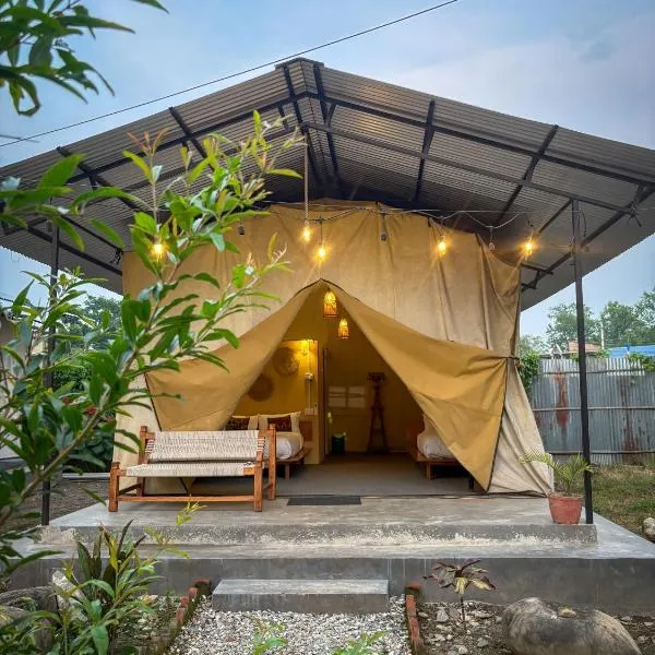 Glampin By Tharu Garden, hotel in Sauraha