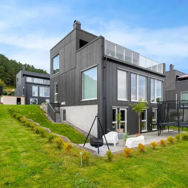 Luksuriøs enebolig, nær Ålesund, khách sạn ở Ytterland
