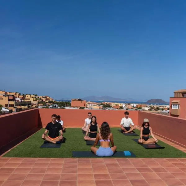 Banama Coliving & Coworking, Surf & Yoga - Casa Roja, hotel in Corralejo