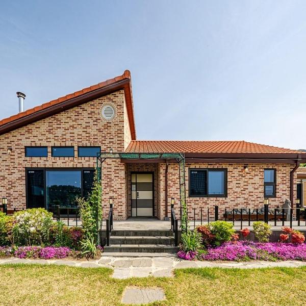 Cheongdo Peach Blossom Private Pension, Sora