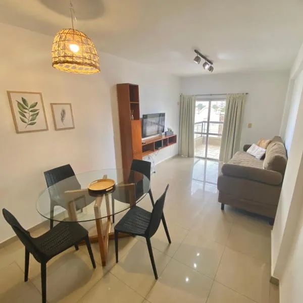 Departamento sobre AVENIDA con BALCON, Hotel in Santiago del Estero