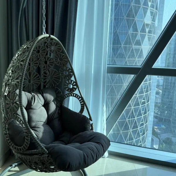 Damac Park Tower, Luxury 2BR with Stunning City Views, hotel v Dubaji