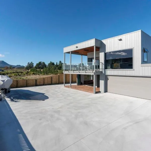 Luxe Family Haven in Wharewaka, hotelli kohteessa Taupo