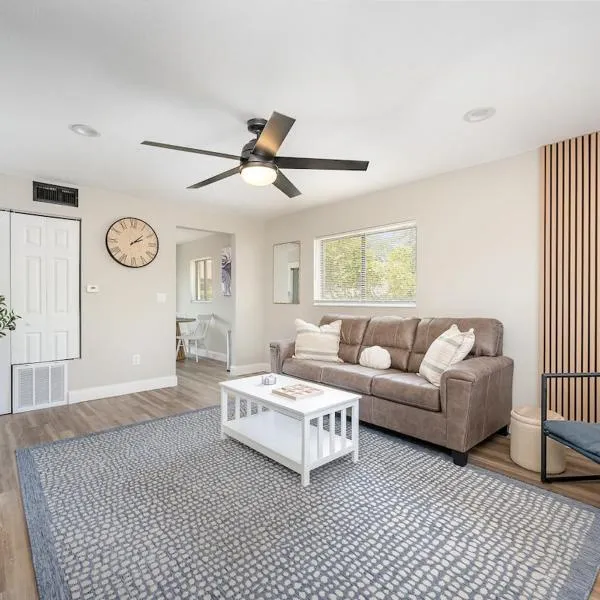 Beachside Bungalow- 2 minutes from the beach!, хотел в Кейп Канаверал