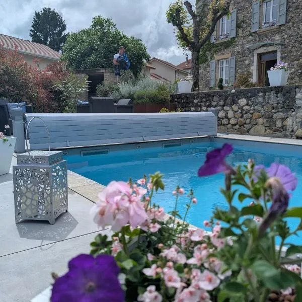 La Maison d'Arlette - Maison d'Hôte et Gite au coeur de l'Isère à 10 mn de Voiron, capitale de la Chartreuse, et du Lac de Paladru, hotel in Saint-Blaise-du-Buis