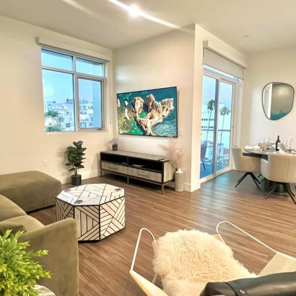 Penthouse with Hollywood Sign View 2 Bedrooms with 3 Beds, Los Angeles