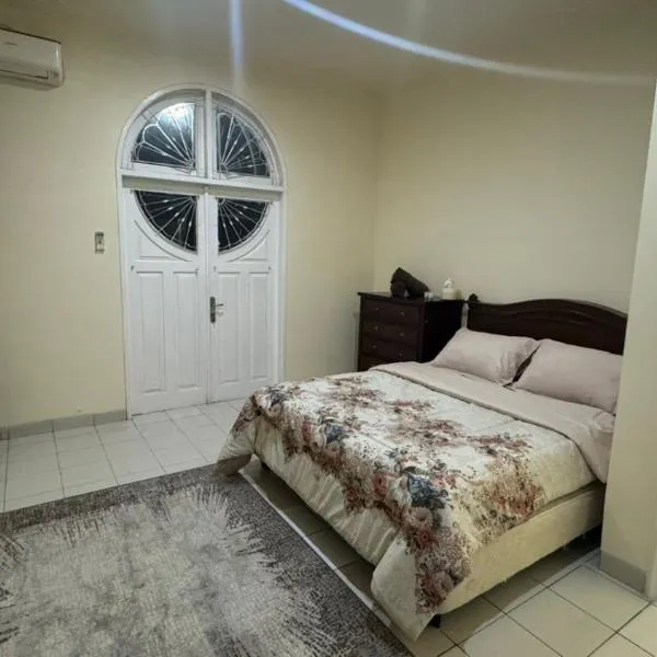 Puncak azoul villa, hotel em Cinengangirang