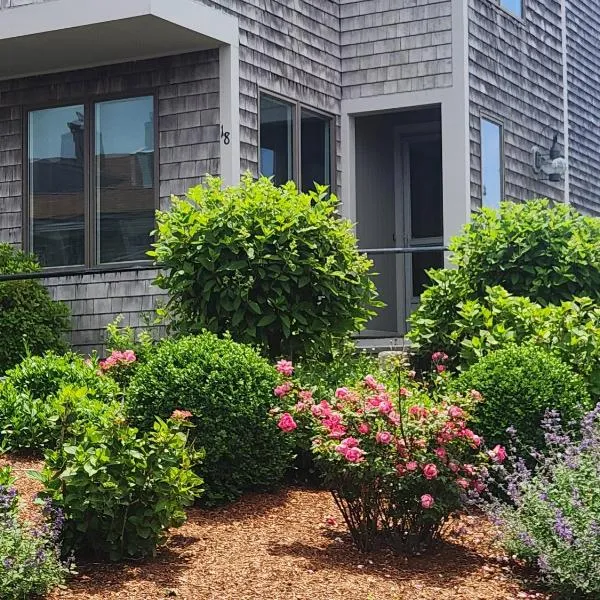 Spacious Oceanfront 3BR Condo with Private Beach in Ideal Hyannis Location, hotel v destinaci Barnstable