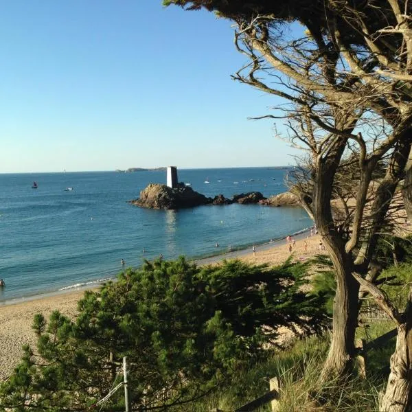 Villa Les Charmettes, hotel v destinaci Saint-Lunaire