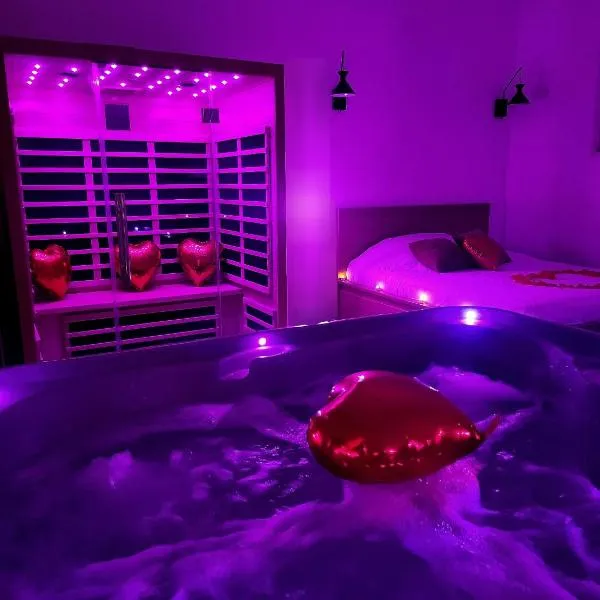 Love room Jacuzzi Sauna Privatif Marseille, hotel in Marseille