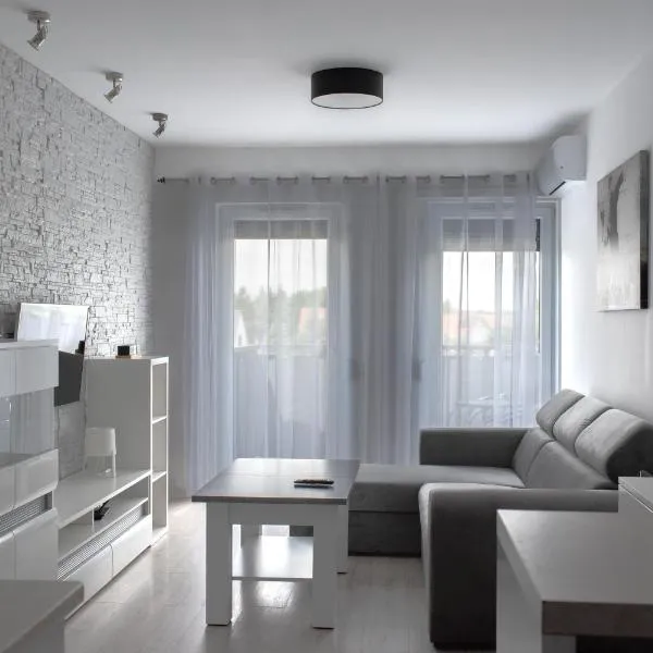 RentPlanet - Apartament przy Lotnisku، فندق في بوزنان