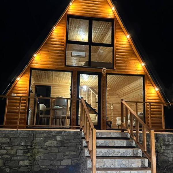 Nora's Chalet, Fshati i Ri