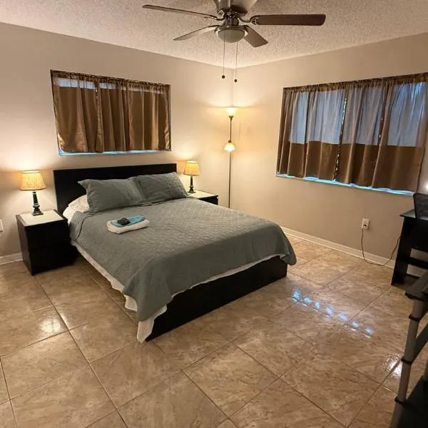 M13 Large Master Room with Private Bathroom & Smart TV, hotel in Orlando