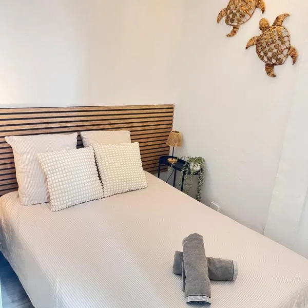 PORT DE HYERES - Appartement 40m2 - 4 personnes - place de PARKING, hotel in Hyères