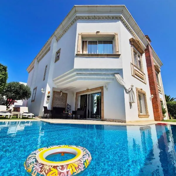 L'Orchidée - Villa de luxe avec piscine chauffée, ascenseur privatif et vue sur le lac de Tunis, ξενοδοχείο στην Τύνιδα