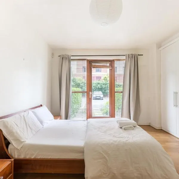 Spacious 2-Bed Apartment Opposite Santry Park & 10 Min Away from Airport, хотел в Дъблин