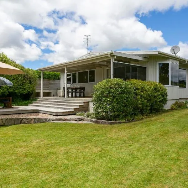 Beautiful Three Bedroom Home with Lake Views，位于陶波的酒店