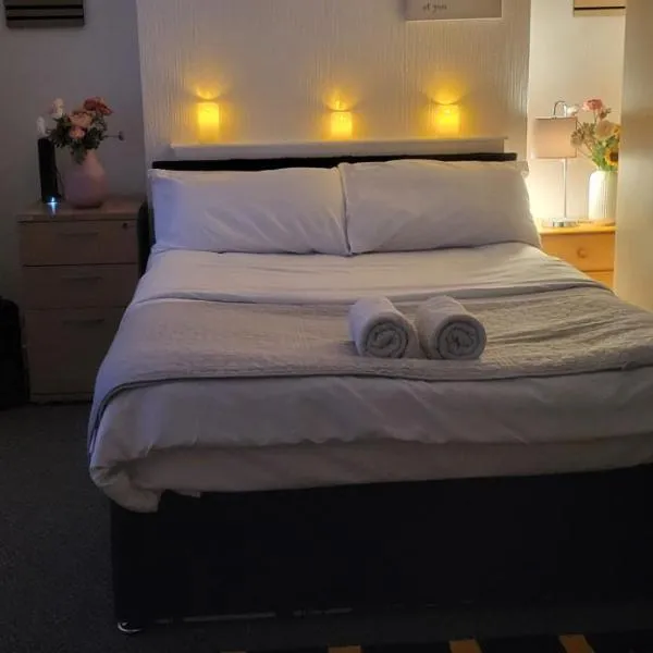 Lovely room like a home away home near the airport, hotel in Wythenshawe