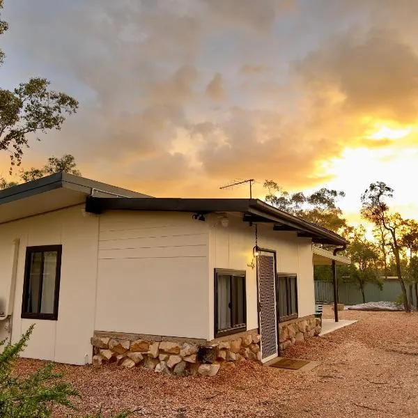The Miners Cottage On Nettleton Lightning Ridge, hotel in Lightning Ridge