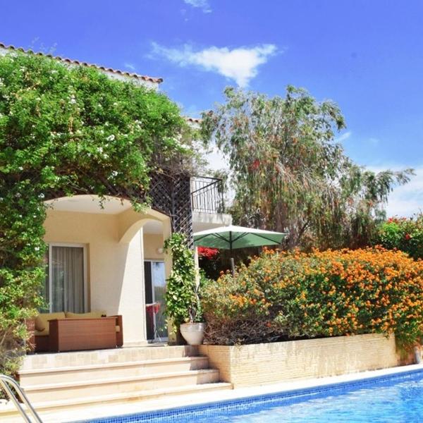 Villa Talassa with optional HEATED POOL, JACUZZI and 4x4 CAR, Peyia