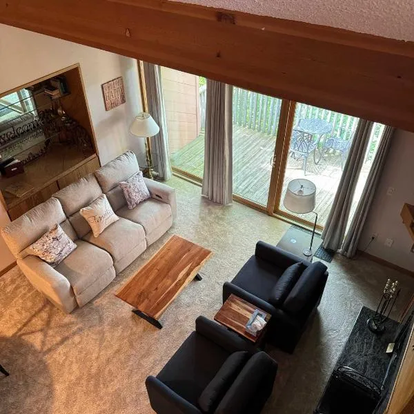 Top Floor Luxury, Sauna, Private Pool, Lake Bellaire Beach, 5 beds, 4 full bath, hotel a Bellaire