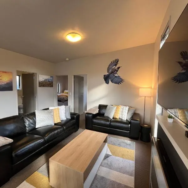 Spa, mountain views & a gas fireplace, Hotel in Ohakune