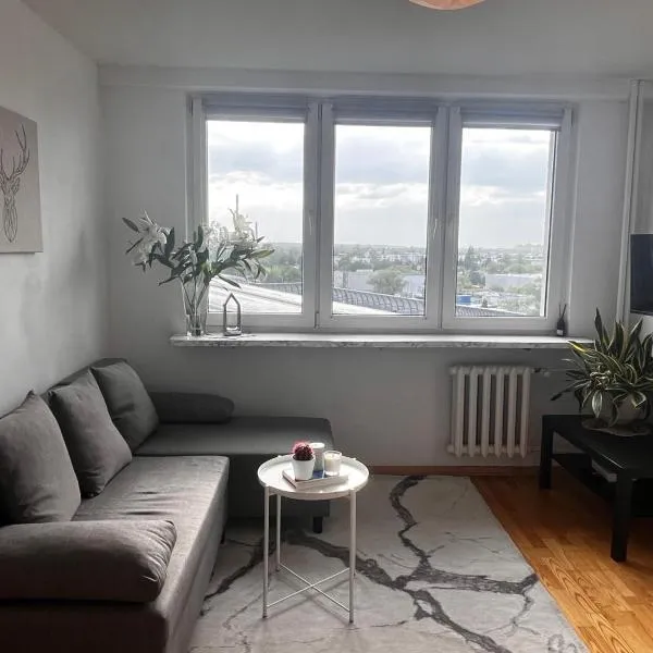 Bright and cozy 34m apartment near metro M2 and tram, hotel in Warsaw