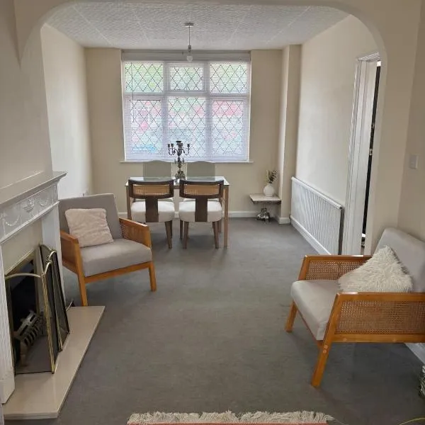 Three bedrooms holiday home fun -relax &work, hotel in Surbiton