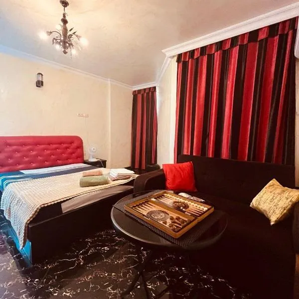 Spacious studio 5 min to the sea, hotel v destinaci Batumi