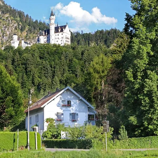 Romantic-Pension Albrecht - Villa next to UNESCO World Heritage - since 1901, hotel v destinaci Hohenschwangau