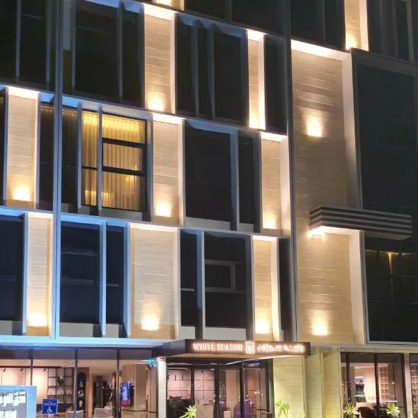 فندق وايت سيزون, hotel v destinaci Ḩaql