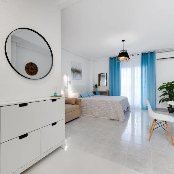 Beautiful Studio Del Cura Beach, hotel in Torrevieja