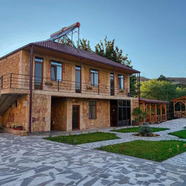 Yenokyans' Riverside Hotel, hotel u gradu Areni