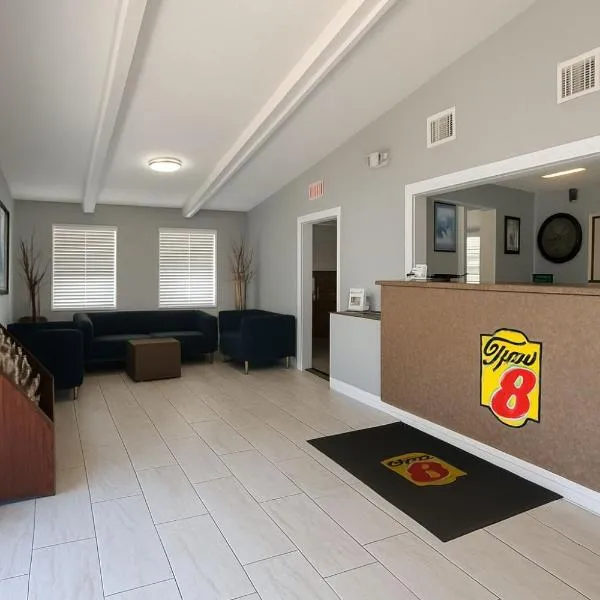 Super 8 by Wyndham Lantana West Palm Beach، فندق في لانتانا