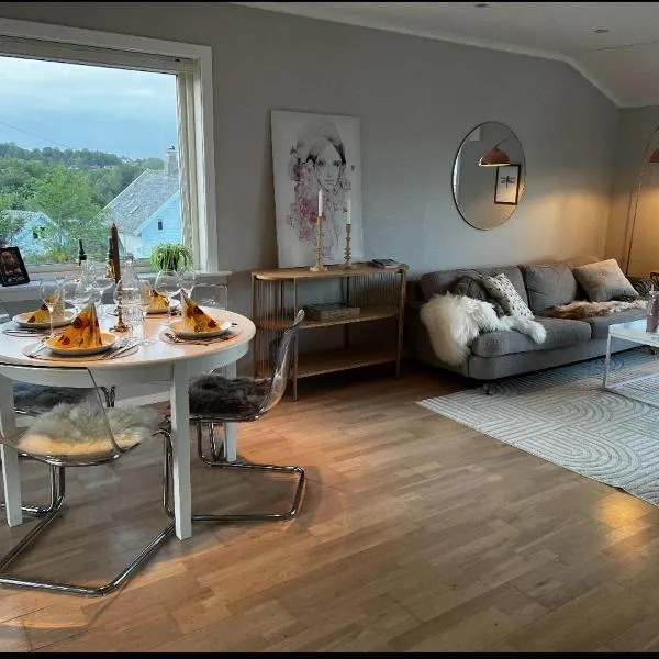 Koselig leilighet med utsikt, gåavstand fra sentrum, hotel in Stord