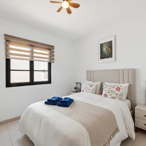 Habitaciónes cerca de la playa y del aeropuerto en una casa familiar, hotel di Playa Honda