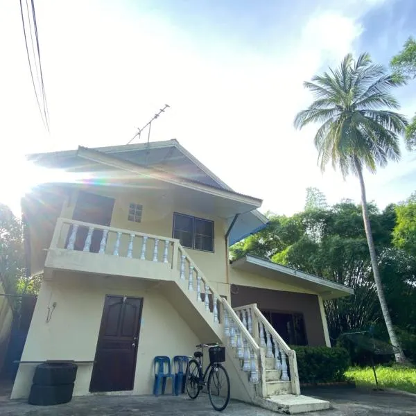 Roy Lao House, hotel in Khao Lak