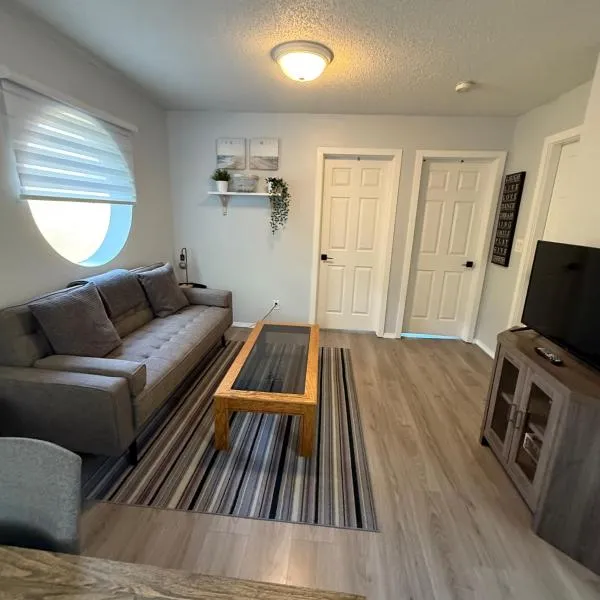 Lovely 2 bedroom condo, 2 minute walk fr downtown, hotel in Invermere
