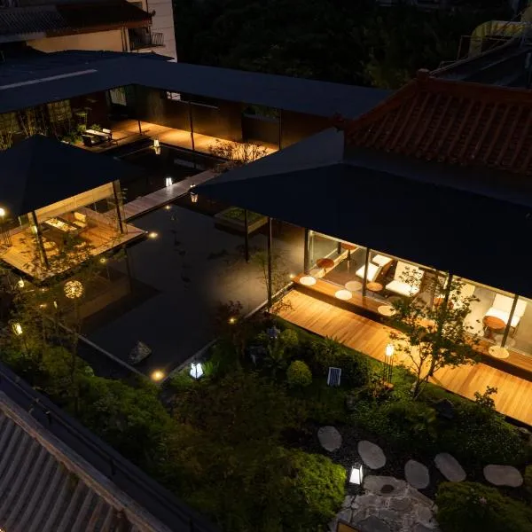 Terra Art Hotel Chengdu--Featuring an exquisite rooftop garden--Offering Western breakfast and coffee&English speaking with tour services -- Free Luggage Delivery Service, хотел в Чънду