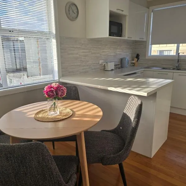 Cosy 3 Bedroom home in Auckland, hotel in Auckland